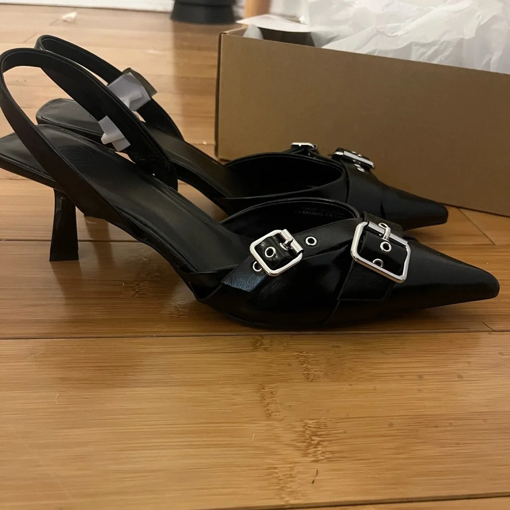 Sling back closed toe kitten heels - Picture 2 of 3